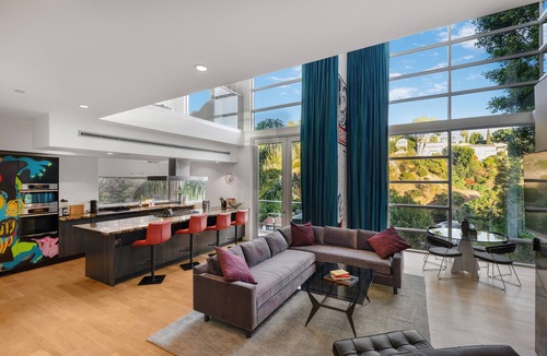 Hollywood Dell Villa | The Gallery by AvantStay | Luxe Hollywood Artist’s Home + Pool, Private Elevator