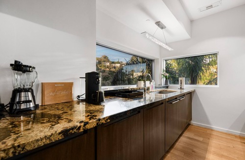 Hollywood Dell Villa | The Gallery by AvantStay | Luxe Hollywood Artist’s Home + Pool, Private Elevator