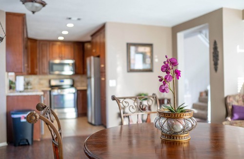 Lancaster House | The Highlight of West Lancaster - 1-3 miles from the Fwy, Parks, and Restaurants