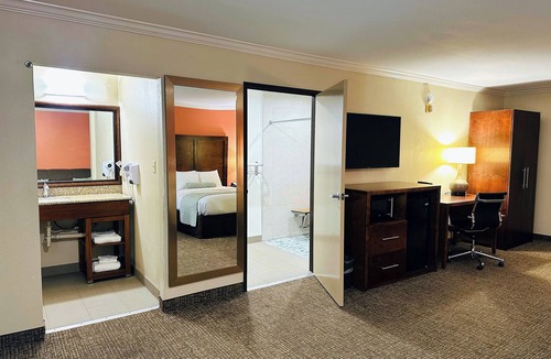 Eagle Rock Hotel | The Hills Inn Eagle Rock - Near Old Town Pasadena