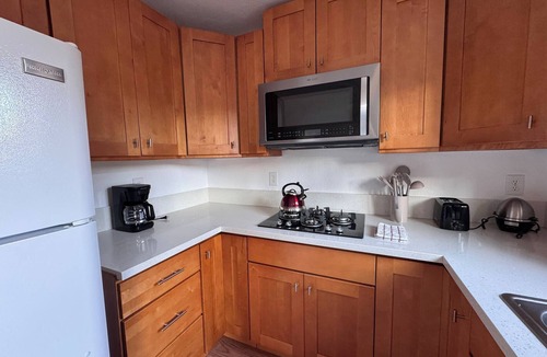 Central San Pedro House | The Jasmine, Cozy Home w/Patio + Parking & AC.