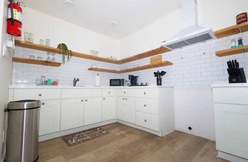Harbor Apartment | The Locust Landing, 10 Minutes to Beach, AC, Private Parking, 2 Bedrooms, Fits 5