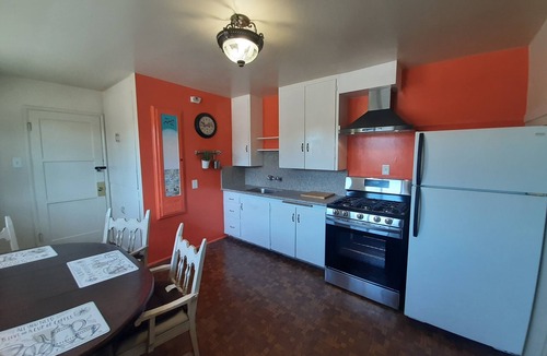 Moreno Valley House | The Orange Kitchen Suite near Lake Perris