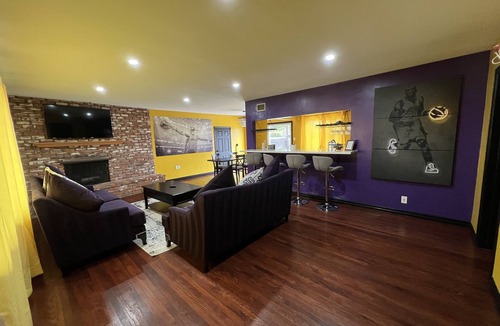 Garden Grove House | The Purple & Gold House *Near Disneyland, Beaches & Knotts