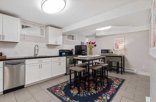 University North House | The Rams' Den – King Beds, Fire Pit, Spacious Yard