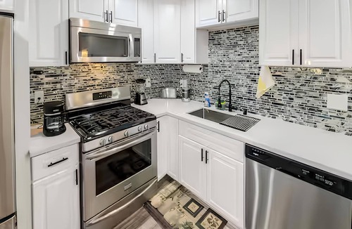 Riverside Apartment | The Shalimar Casita, Fits 6 Guests, Smart Tvs, Remodeled Unit, Full Size Kitchen