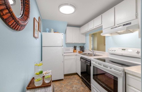 Truman Annex Condo | THE SWEET LIFE ~ Charming First Floor 2 BR/1 Ba Condo w/Community Pool!