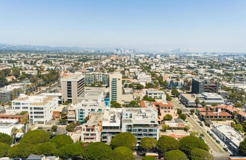 Downtown Apartment | The Velvet Coast - Grand 3BR Artistic Haven