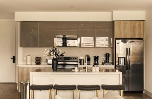 Downtown Apartment | The Velvet Coast - Grand 3BR Artistic Haven
