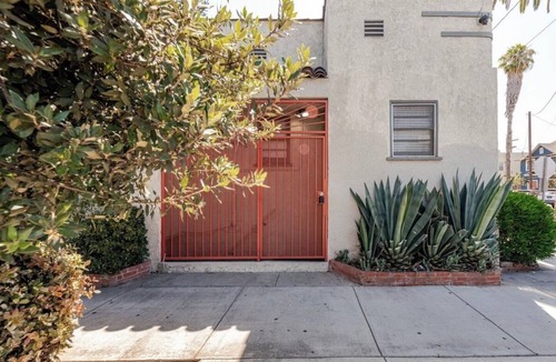 Willmore House | This basement apartment has its own private entrance. Near downtown Long Beach