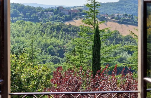 Gualdo Tadino House | This graceful and charming vacation home welcomes you with swimming pool in Gualdo Tadino.