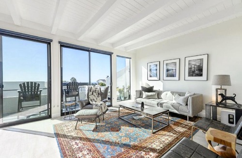 Hermosa Beach Apartment | Three Bedroom Residence with Private Rooftop Deck