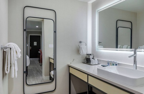 Southeast Torrance Hotel | Three Sleek Units Near The Best Restaurants, Farmers' Market & Shopping Center