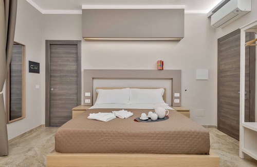 La Spezia Cabin | TOC TOC-ROOM 85-Double Shower.650m from the Central Station,900m from the Center