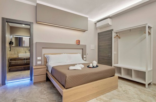 La Spezia Cabin | TOC TOC-ROOM 85-Double Shower.650m from the Central Station,900m from the Center
