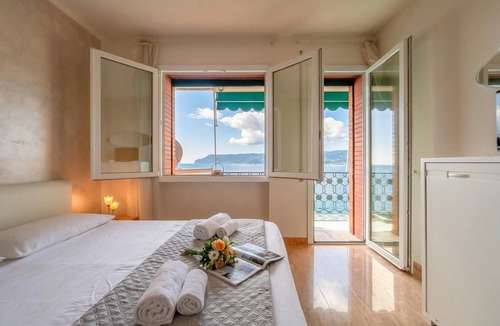 Torre del Mare Apartment | Torre Sea-View Apartment, Bergeggi, Italy