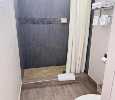 Lynwood Hotel | Town House Motel