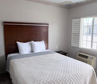 Lynwood Hotel | Town House Motel