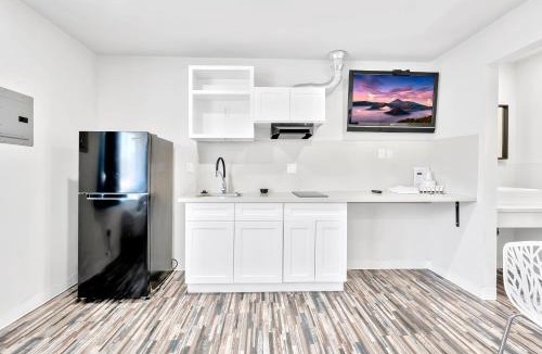 Harbor Hotel | Tradewinds Motel