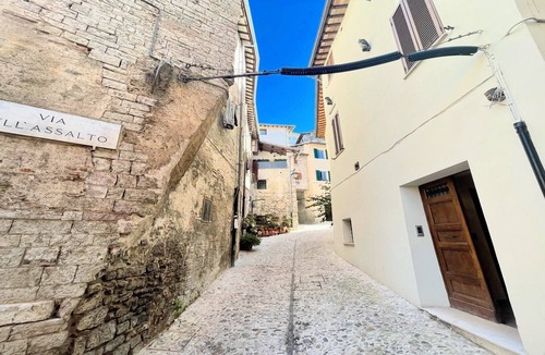 Spoleto Villa | traditional town house central Spoleto - car unnecessary - wifi - sleeps 10