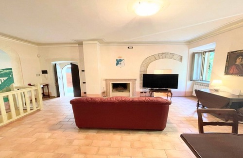 Spoleto Villa | traditional town house central Spoleto - car unnecessary - wifi - sleeps 10