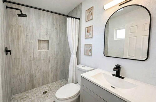 Ontario House | Tranquil 4BD/2BA Home Base in the Center of Ontario, with a large back yard!