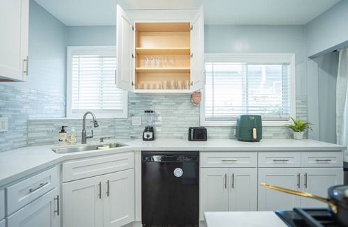 Northwest Torrance House | Tranquil Oasis: Mins to LAX. Downtown LA & Orange County. SoFi/Redondo/Disney