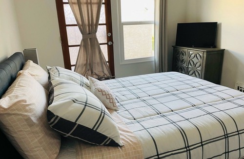 Beverly Grove House | Tranquil Retro Hollywood One Bedroom with Parking