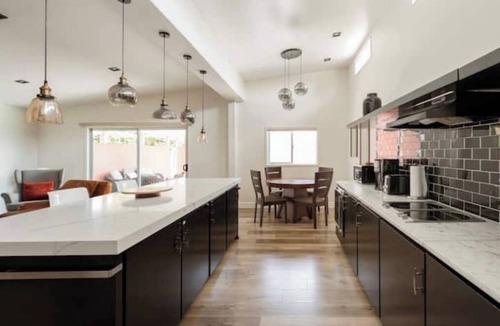 Los Angeles Villa | Tranquility in Prime Location w Private Pool
