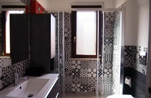 Monterotondo Apartment | Transit, Train Station 20 min from Rome and Parking