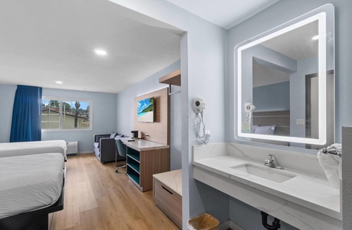 Bonita Hotel | Travelodge by Wyndham Fairplex Pomona