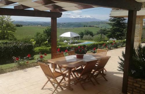 Citta Sant'Angelo Apartment | Tre Laghi Countryhouse Rustic Home with pool