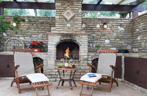 Citta Sant'Angelo Apartment | Tre Laghi Countryhouse Rustic Home with pool