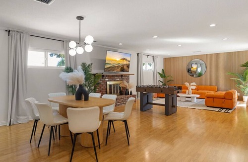 The Plaza House | Trendy Getaway | Hot Tub | 20 mins to Disney