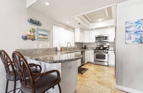 San Clemente Villa | Tropical 2BR Retreat Walk to Beach + Large Deck