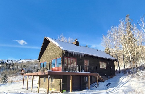 Silverthorne House | True mountain getaway with easy drive to over 6 ski resorts.