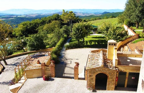 Volterra Apartment | Tuscan Holiday Retreat with Pool for 6