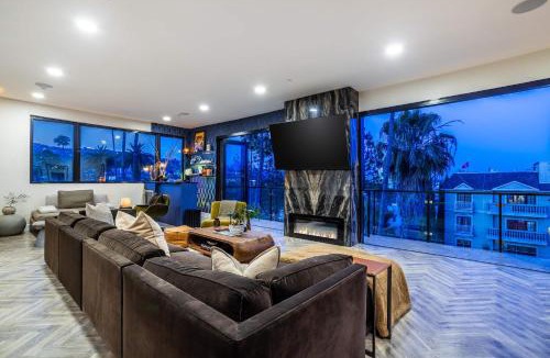 Beverly Grove Apartment | Ultra Luxury 8 Bedroom Condo with Rooftop Jacuzzi