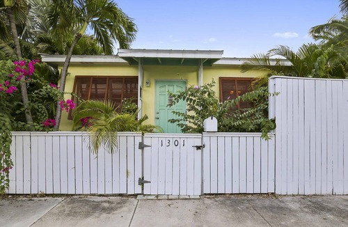 Midtown House | Under The Palms by AvantStay | Private Pool | Outdoor Dining | Close to Beach