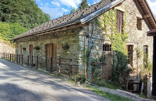 Rossa House | Unique rustic Riverside Mill, river access, secluded lake, hot tub+amazing views