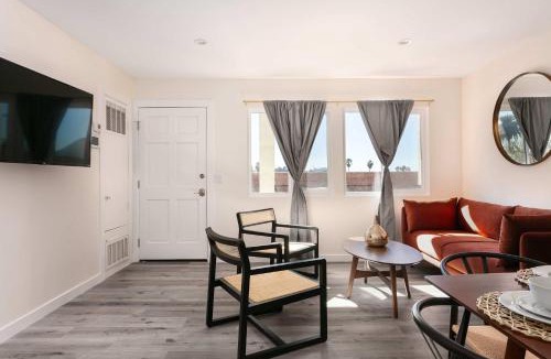 Citrus Grove Apartment | Unwind in Spacious 2BR Apt Sleeps 6 with Parking