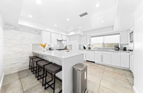 Wilshire Montana Apartment | Upscale 3 Level Condo Santa Monica Gem Must See