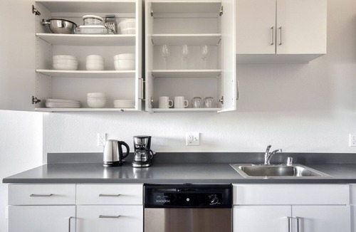 Inglewood Apartment | Upscale Westchester 1BR w/Pool, Gym & W/D, 5 mins to LAX, by Blueground