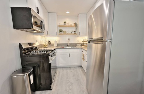 Whittier Apartment | Uptown Whittier Modern Comfort 1-BR, Nearby Disneyland, Knotts Berry