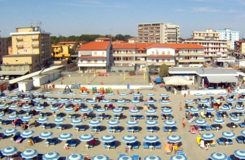 Lido di Pomposa Apartment | Vacation home front and sea view with beach service and covered parking.