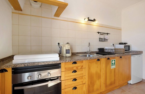 Camarate House | Vacation Home Monte do Tanoeiro - Casa Tonel with Wi-Fi & Garden