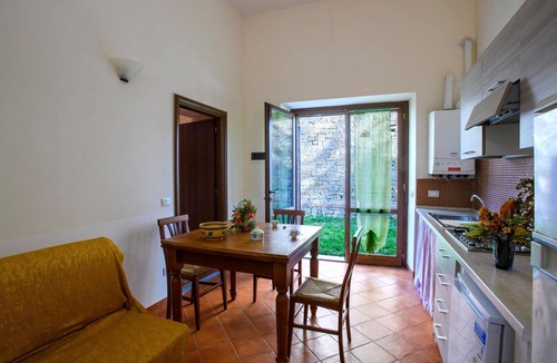Apecchio Apartment | Valguerriera 5 - Rosa Gialla