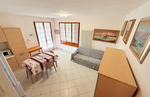 Lido delle Nazioni House | Vertical corner house with two bathrooms