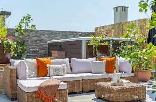 Historic Center Apartment | [Via Indipendenza] – Attico di lusso con Piscina
