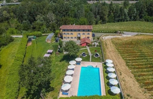 Santo Stefano Belbo Villa | Vigna Dell'Acqua - Beautiful villa with swimming pool surrounded by vineyards